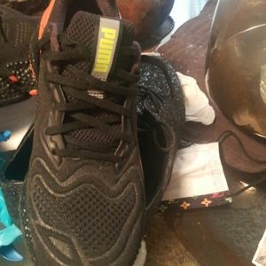 Blk/neon orange Puma snkrs